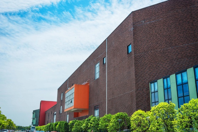 Nettoyage autoporté de sol industriel dans un entrepôt du Var